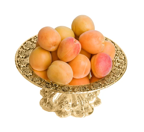 Abricots sur une assiette isolée sur fond blanc . — Photo