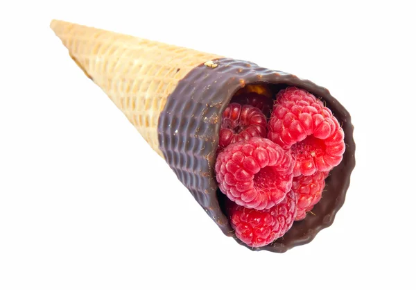 Cone de sorvete de framboesa isolado no fundo branco . — Fotografia de Stock