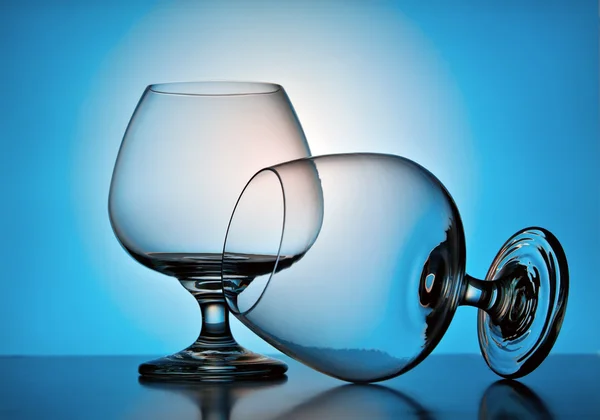 青色の背景に美しいワイングラス — ストック写真