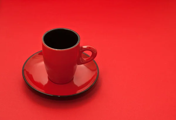 Rote Kaffeetasse auf rotem Hintergrund — Stockfoto