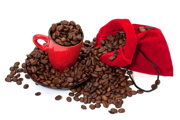 Grãos de café em uma bolsa e em uma xícara vermelha — Fotografia de Stock