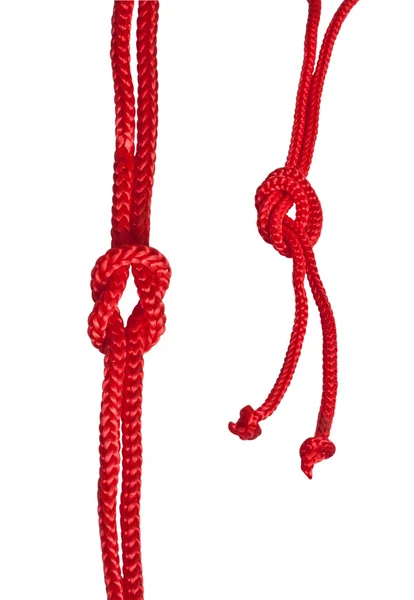 Красная веревка с узлом на белом фоне — стоковое фото