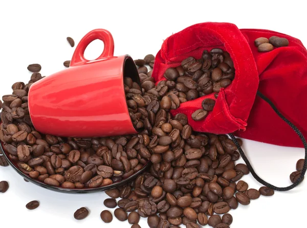 Кофе зерна в мешке и в красной чашке — стоковое фото