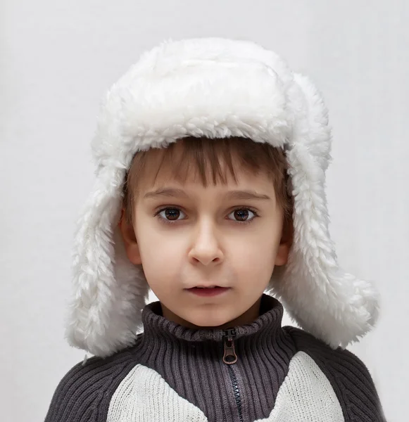 Menino de chapéu de inverno — Fotografia de Stock