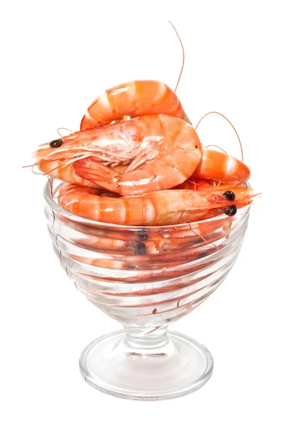Camarão em uma tigela de salada de vidro isolado em fundo branco — Fotografia de Stock