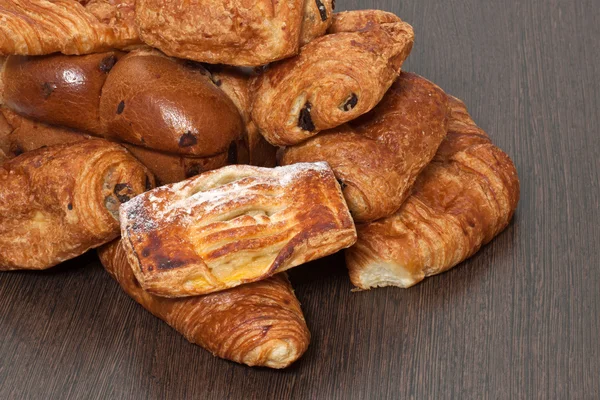 Croissants franceses apetitosos en una mesa —  Fotos de Stock
