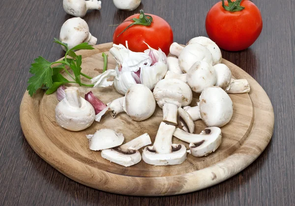 Полевые грибы с помидорами и чесноком — стоковое фото