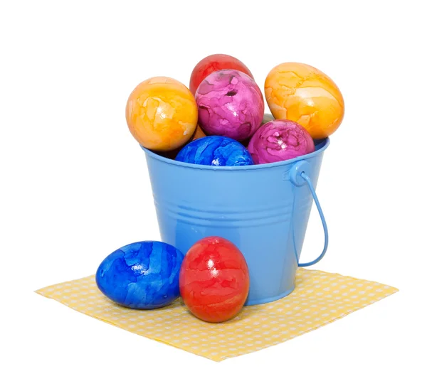 Ovos de Páscoa em um balde em um fundo branco — Fotografia de Stock