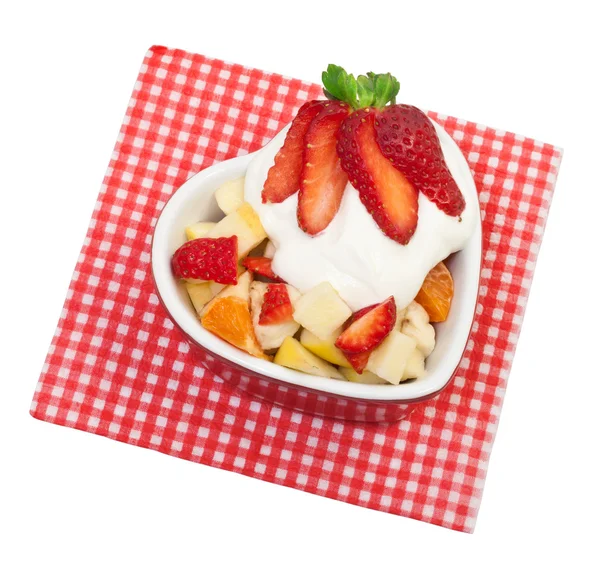 Frischer Obstsalat mit Erdbeeren auf weißem Hintergrund — Stockfoto