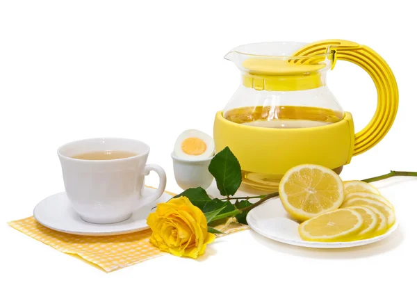 在白色背景上的柠檬和黄色玫瑰茶 — 图库照片