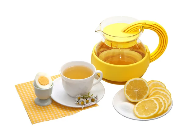 Chá com limão em um fundo branco — Fotografia de Stock
