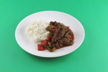 yeşil ekran arka plan üzerinde pirinç teriyaki sığır eti