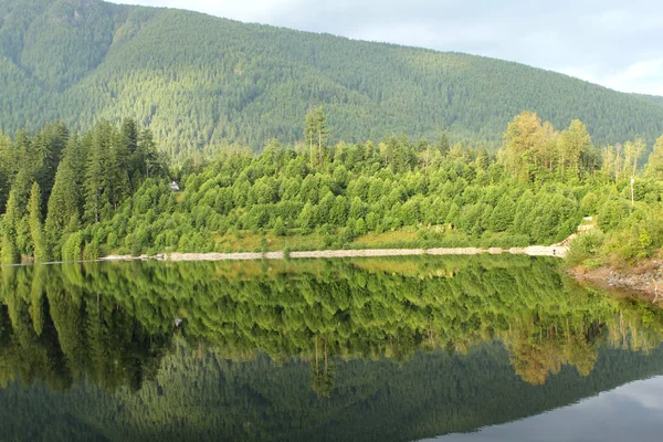 Mountain reflection in a lake — Stock Photo, Image