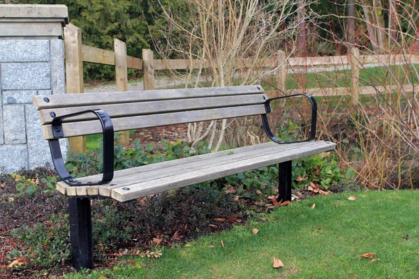 Заброшенная скамейка в парке — стоковое фото