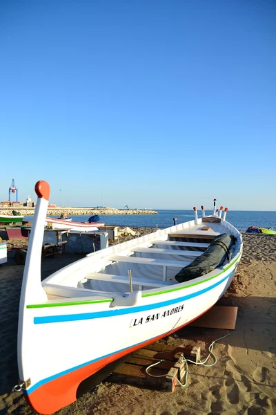 Barco na praia — Fotografia de Stock