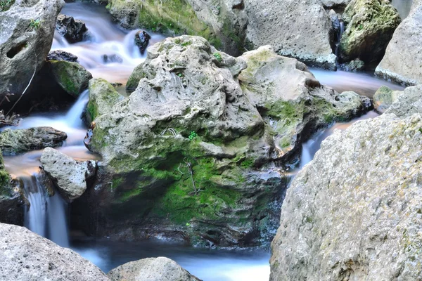 山の中の滝 — ストック写真