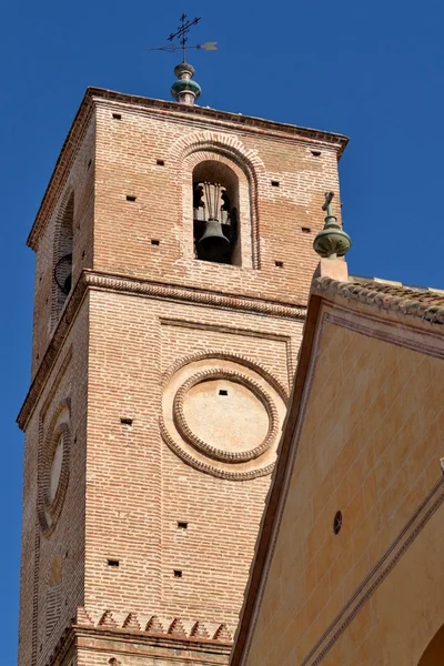 Il campanile della chiesa — Foto Stock