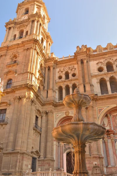 Fountain in front of cathedral — Stock Photo, Image