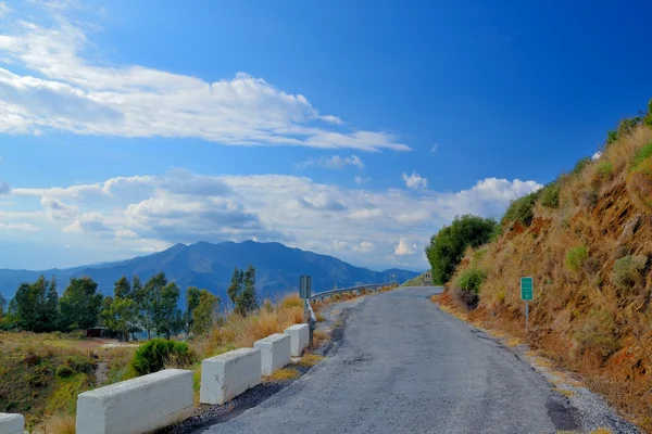 Dağlarda yol
