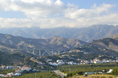 nerja ve mortil arasında dağlar