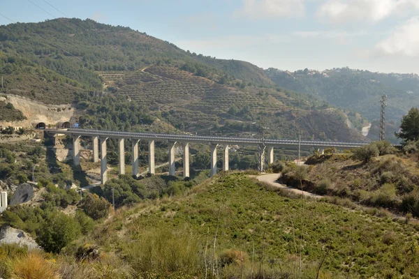 Viaduct in de bergen — Stockfoto