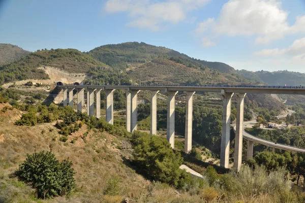 Viaduct in de bergen — Stockfoto