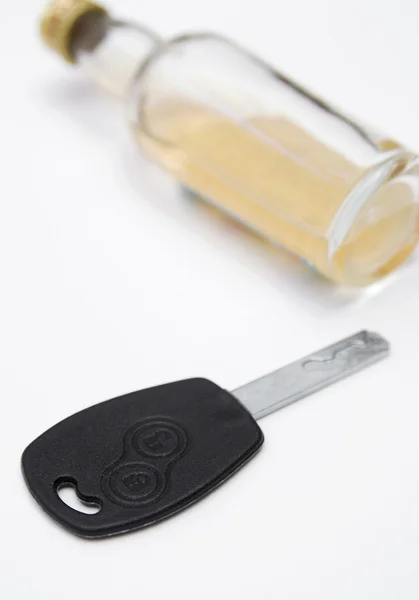 Ключ от машины и бутылка — стоковое фото