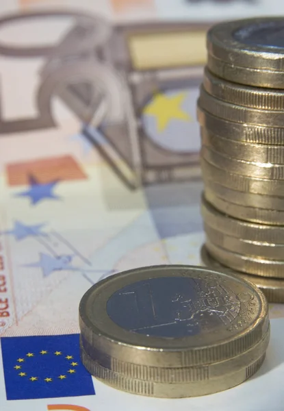 Монети євро і банкнота — стокове фото