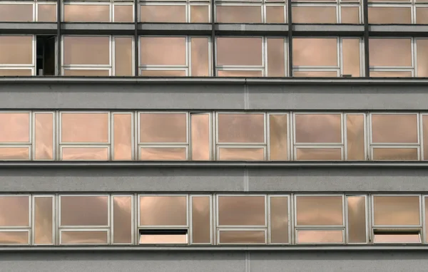Kantoor gebouw windows — Stockfoto