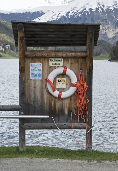 Life belt by the lake — Stock Photo, Image
