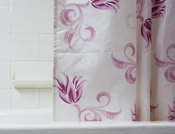 Vorhang und Badewanne — Stockfoto
