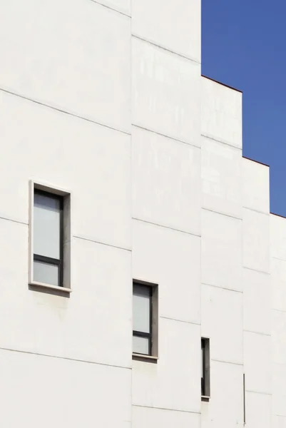 Witte appartementen gebouw — Stockfoto