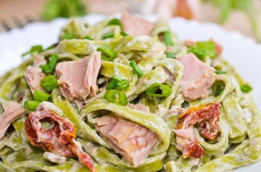 Tagliatelle tuna ve kurutulmuş domates ile