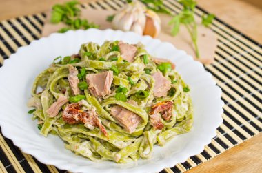 Tagliatelle tuna ve kurutulmuş domates ile