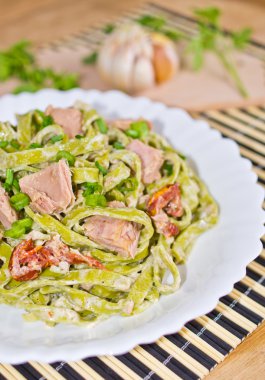 Tagliatelle tuna ve kurutulmuş domates ile