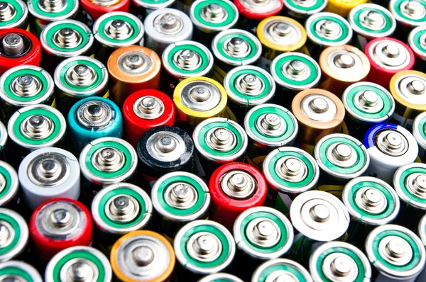 Rangée de différentes batteries — Photo