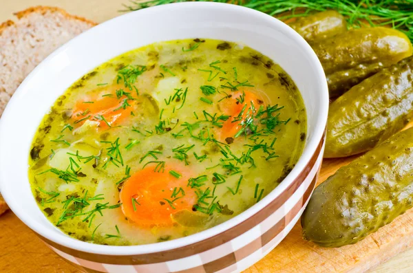 Tradiční polské okurková polévka — Stock fotografie