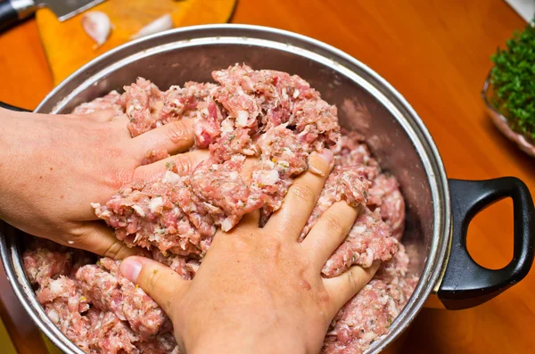 Mieszanie mięsa mielonego — Zdjęcie stockowe