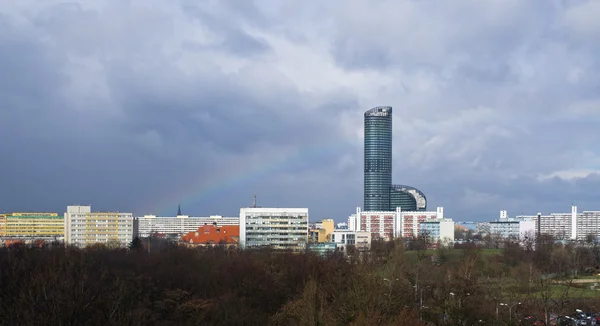 Bymiljø med regnbue – stockfoto