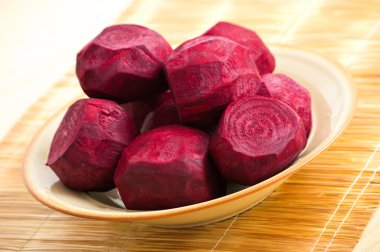 tabak taze beetroots yığını