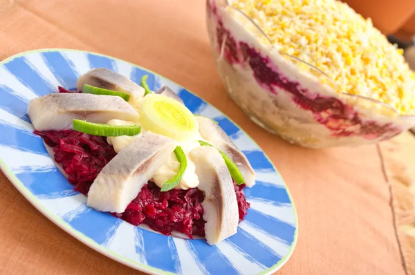 Традиционный салат из сельди со свеклой — стоковое фото