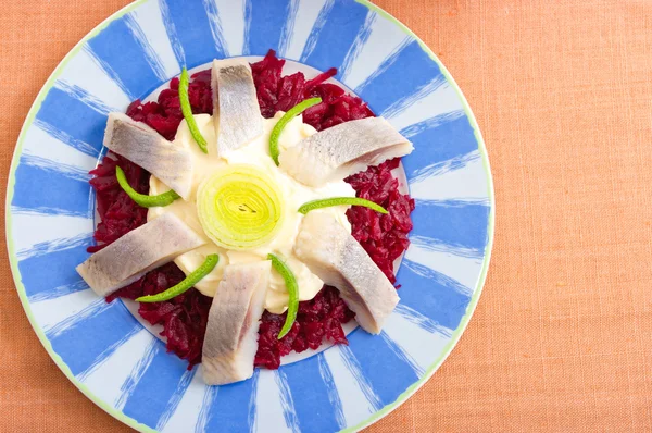 Традиционный салат из сельди со свеклой — стоковое фото