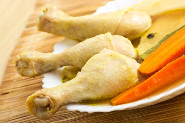 Gambe di pollo bollite nel brodo — Foto Stock