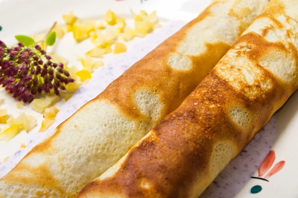 Pancake with marmalade, yogurt sauce and yellow fruits — Stock Photo, Image