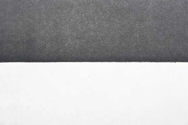 Siyah-beyaz bölünmüş kağıt — Stok fotoğraf