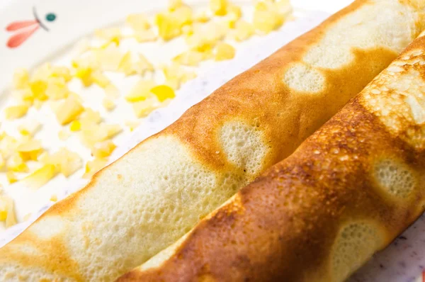 Pannenkoek met marmalade, yoghurt saus en gele vruchten — Stockfoto