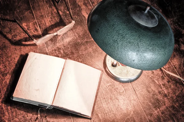 Eski kitap ve elektrik lambası — Stok fotoğraf