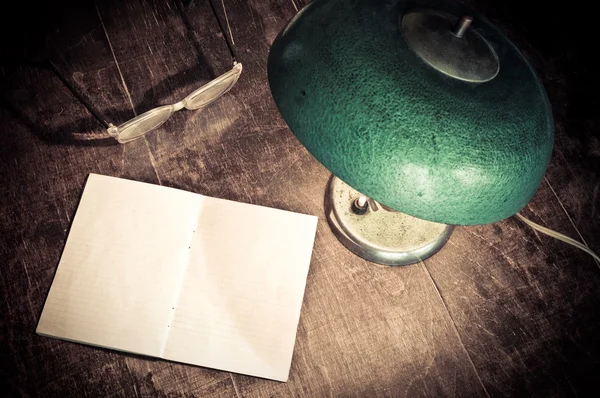 Alte Lampe und leeres Papier — Stockfoto