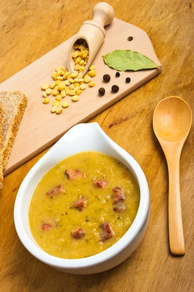 Традиционный свежий гороховый суп в миске — стоковое фото