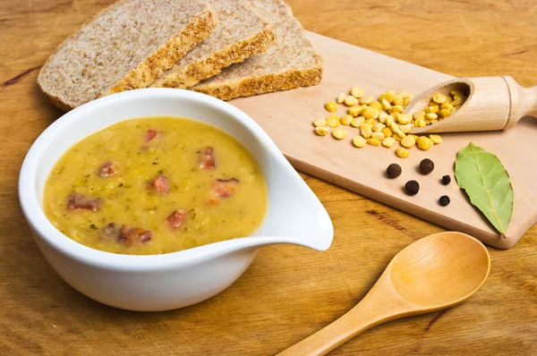 Traditional fresh pea soup — Stock Photo, Image